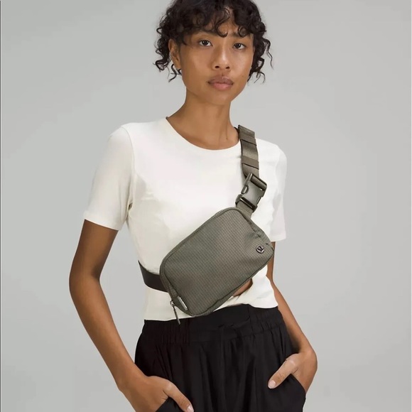 **NWT** Everywhere Belt Bag Carob Brown/Black - Picture 5 of 5